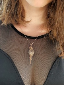 Wisiorek z papugą handmade.