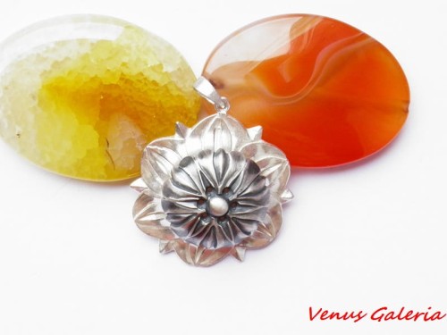 Wisiorek srebrny - Bławatek biały