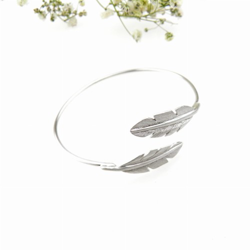 Bransoletka z piórami srebrna.