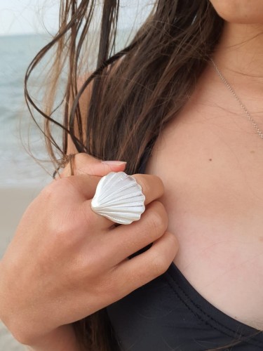Srebrny pierścionek z muszlą.