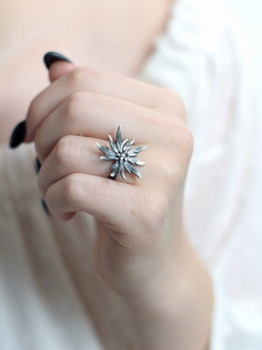 Srebrna biżuteria artystyczna.