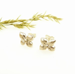 Kolczyki srebrne - Kwiat gotycki mały sztyft biały