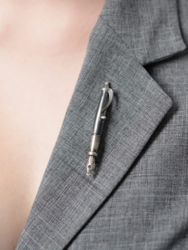 Pióro broszka srebrna.