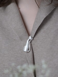 Broszka srebrna z  Kotem białym dużym