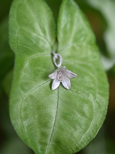 Srebrna biżuteria artystyczna.