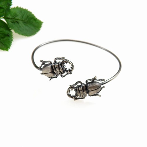 Bransoletka z skarabeuszami.