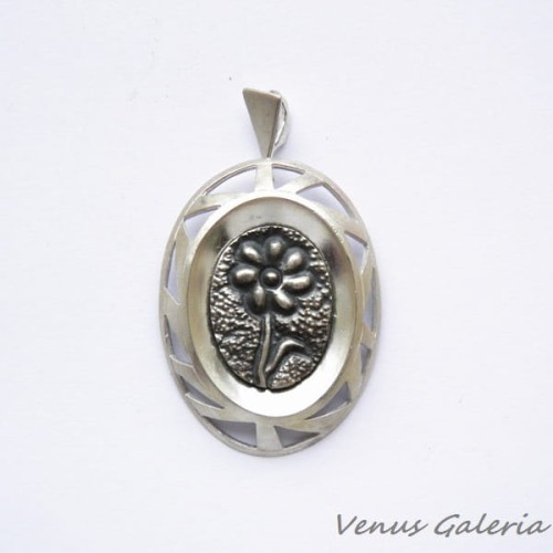 Wisiorek srebrny - Medalion ze stokrotką