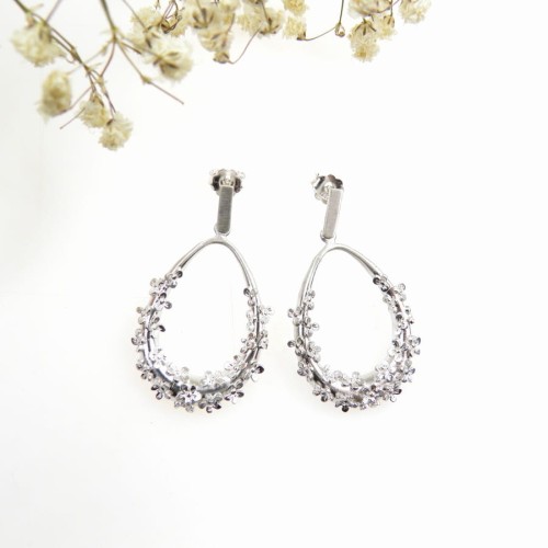 Kolczyki artystyczne z kwiatkami.