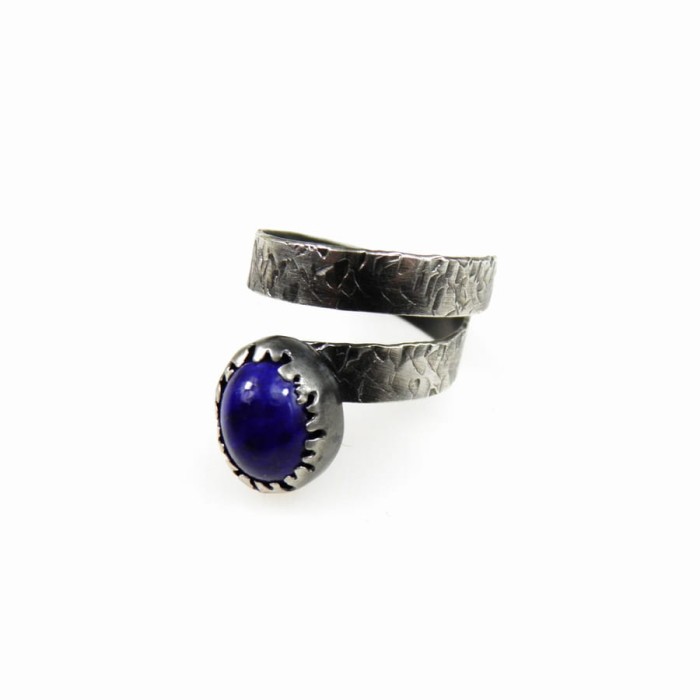 Pierścionek z lapis lazuli.