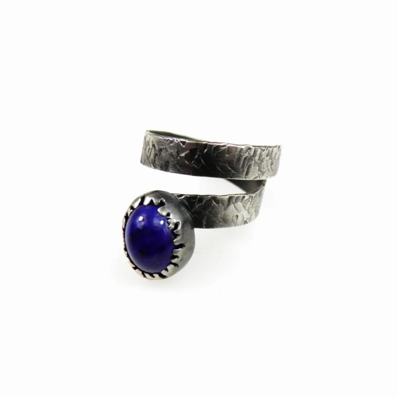 Pierścionek z lapis lazuli.