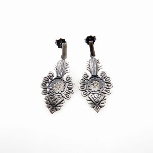 Srebrne kolczyki z parzenicą.