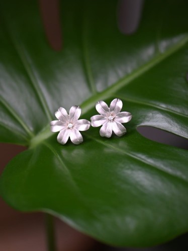 Kolczyki srebrne z kwiatuszkami.