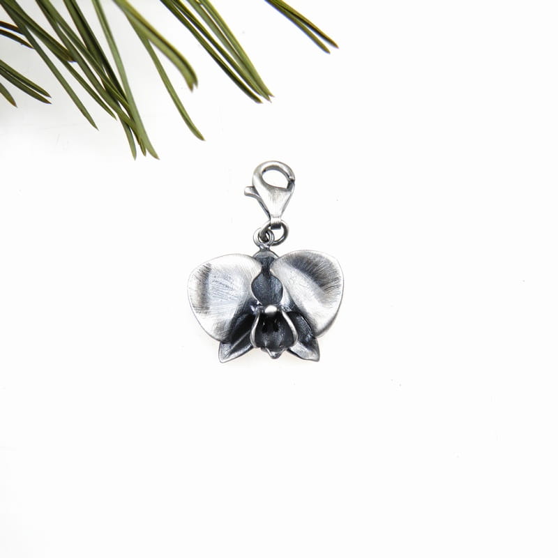 Charms z orchideą.