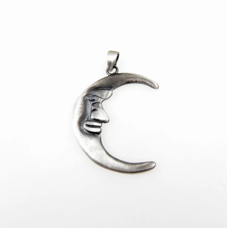 Srebrna biżuteria artystyczna.