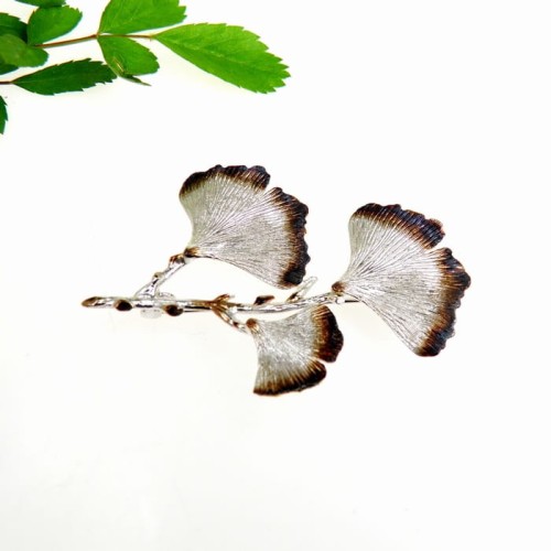 Bransoletka srebrna z miłorzębami.