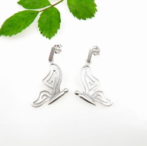 Kolczyki z motylkami białymi.
