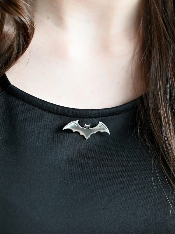 Broszka srebrna z batmanem.