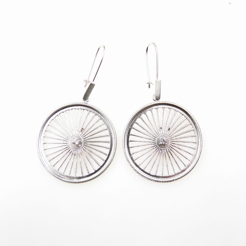 Kolczyki z dużymi kołami.