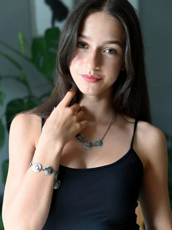 Bransoletka z kołami.
