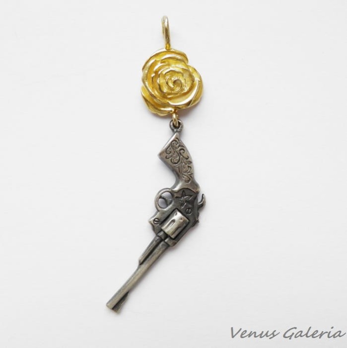 Wisiorek srebrny - Rewolwer duży z różyczką złotą dużą
