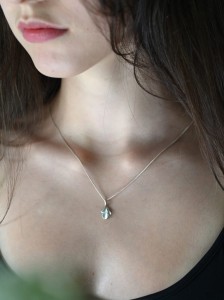 Minimalna zawieszka srebrna.