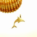 Delfinek pozłocony wisiorek.