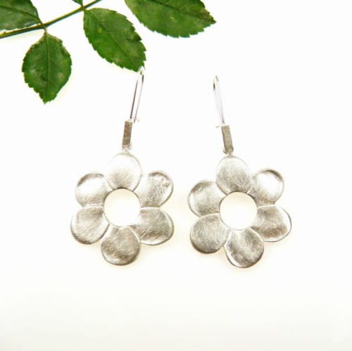 Srebrna biżuteria artystyczna - kolczyki kwiaty.
