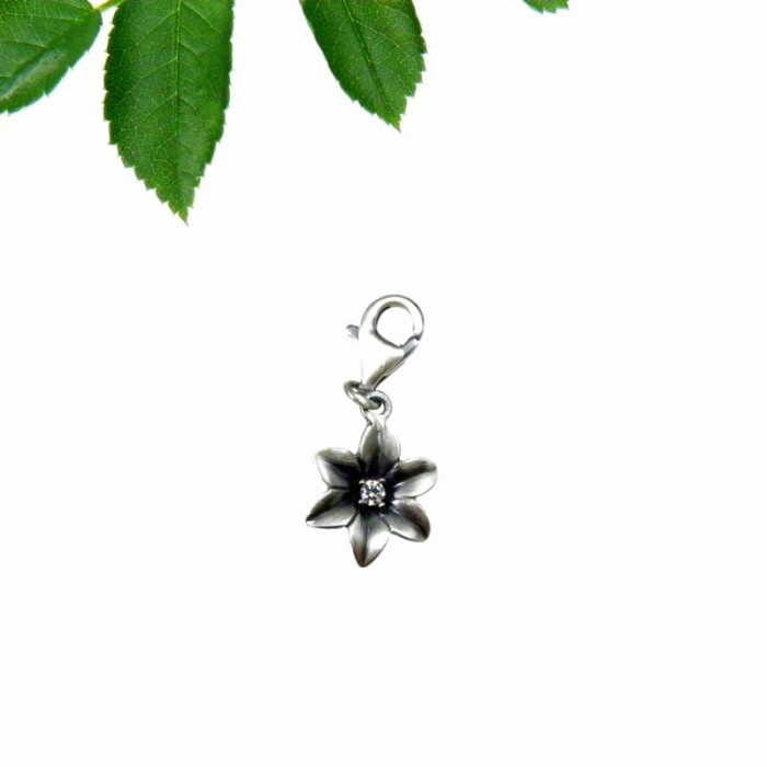 Charms z kwiatkiem.