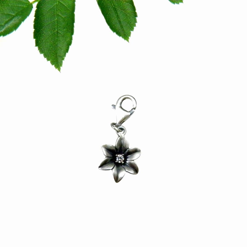Charms z kwiatkiem.