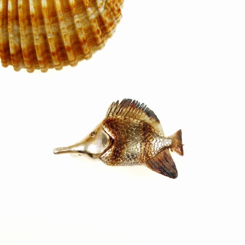 Broszka artystyczna z rybką.