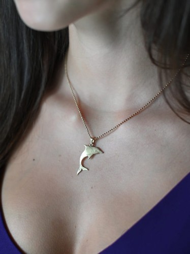 Delfinek pozłocony wisiorek.