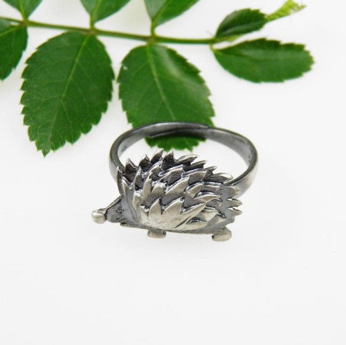 Pierścionek z jeżykiem.