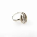 Pierścionek z muszelką na regulowanej obrączce.