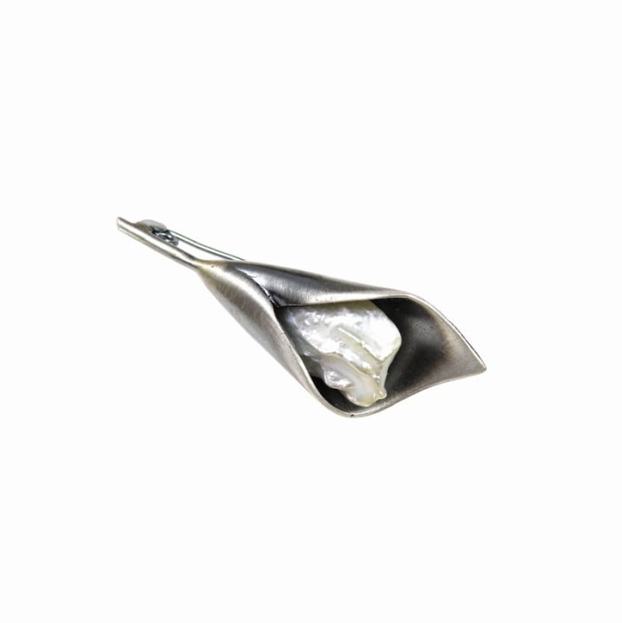 Broszka handmade z perłą.
