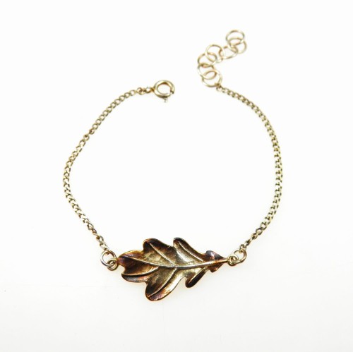 Delikatna bransoletka z listkiem.