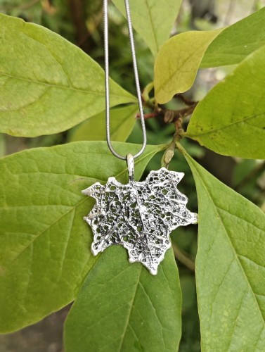 Zawieszka z listkiem klonu.