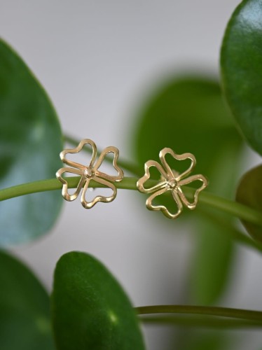 Pozłacana koniczynka kolczyki srebrne.