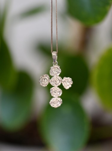 Zawieszka z krzyżykiem.