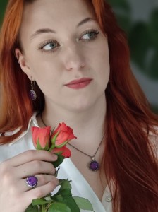 Kolczyki z sugilitem.