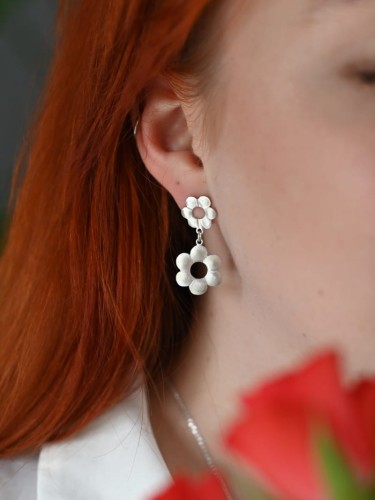 Kolczyki z kwiatuszkami.