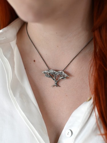 Zawieszka z drzewem.