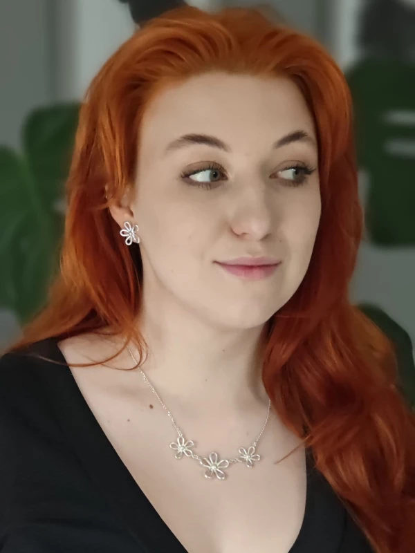 Kolczyki z kwiatuszkami ażurowymi.