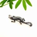 Broszka z jaszczurką.