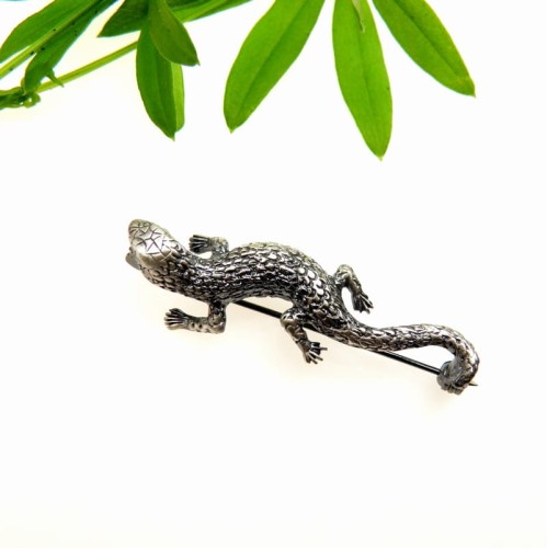 Broszka z jaszczurką.