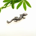 Broszka z jaszczurką.