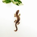 Broszka brązowa z salamandrą.