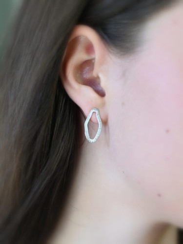 Małe ovale kolczyki srebrne.