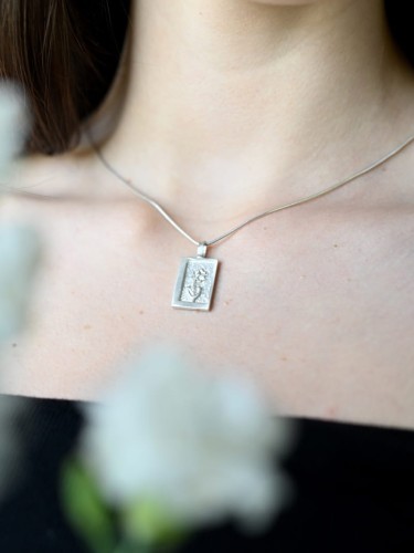 Zawieszka z kwiatuszkiem.