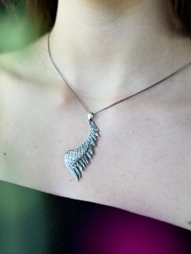 Zawieszka z dużym skrzydłem.