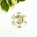 Zawieszka srebrna biały kwiat duży.